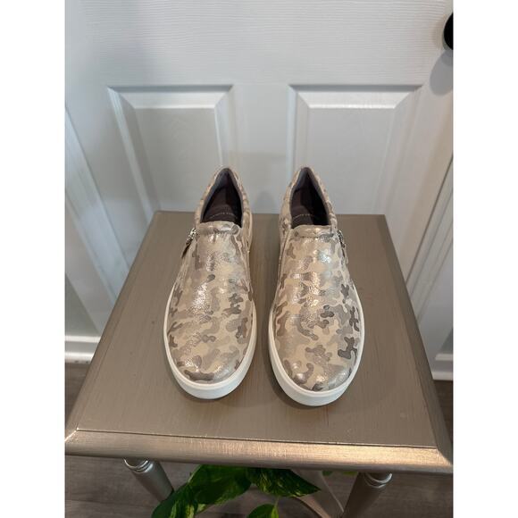 Clarks Women's Layton Step Sneakers Ivory Camo Size 8.5M - Picture 2 of 9